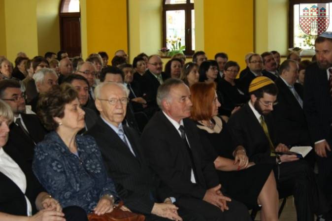 : Od lewej: Elżbieta Mundlak-Zborowska, Eli Zborowski, wicestarosta Jan Kiersa, dyrektor biura Gminy Wyznaniowej Żydowskiej Bożena Wawrzyniak, Joshua Ellis.
